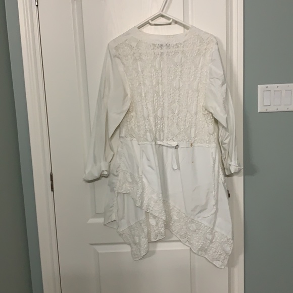 White laced tunic. Purchased in Paris. - Picture 2 of 2